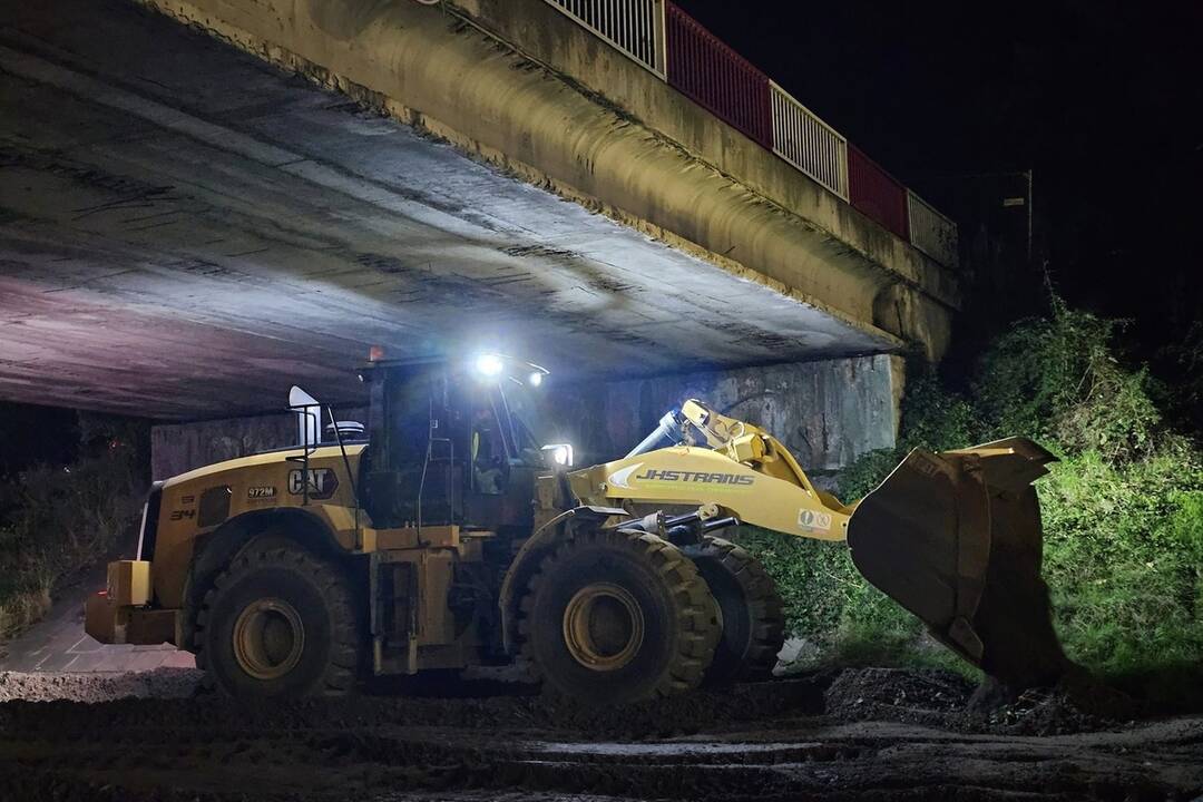 FOTO: Práce na moste začali už počas piatkového večera, foto 12