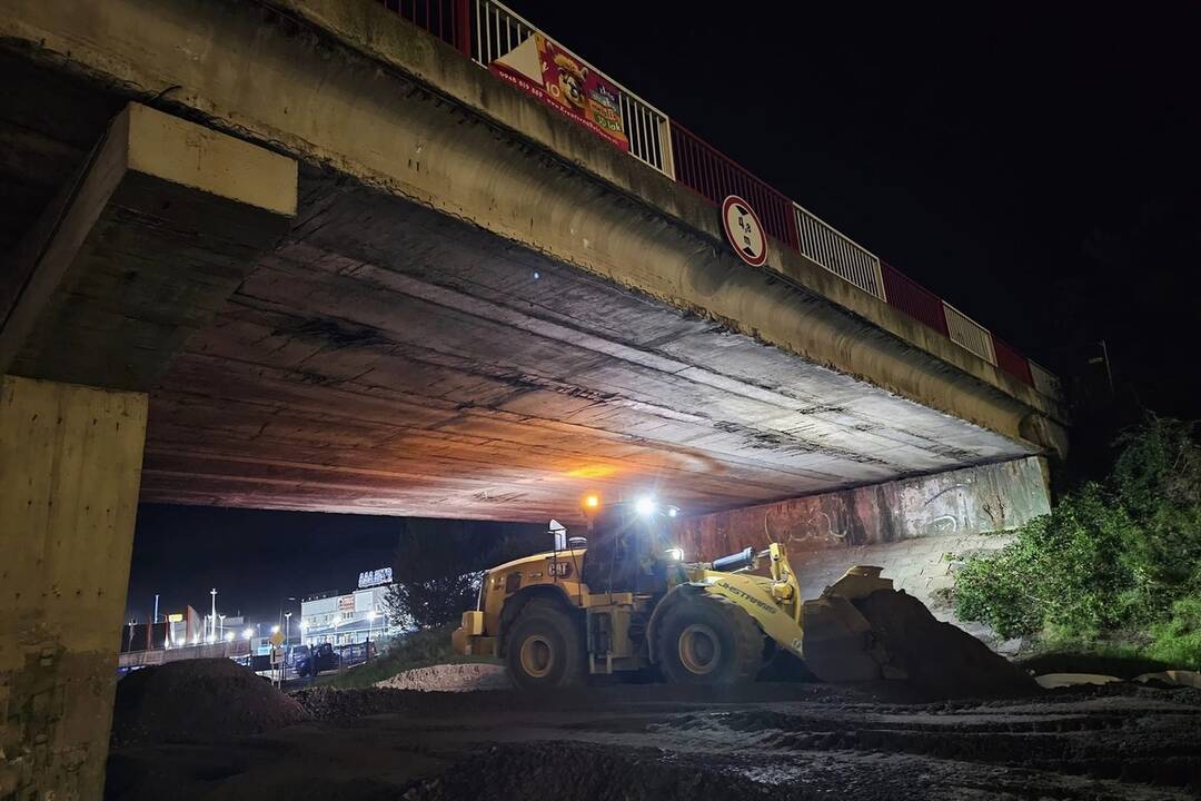 FOTO: Práce na moste začali už počas piatkového večera, foto 13