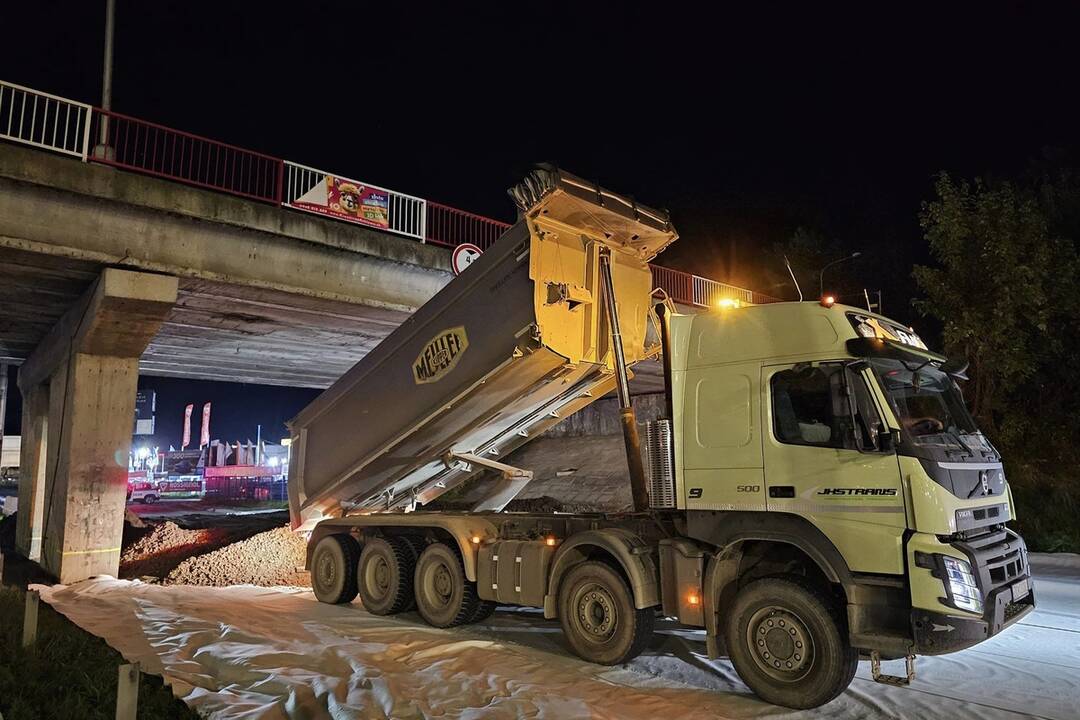 FOTO: Práce na moste začali už počas piatkového večera, foto 19