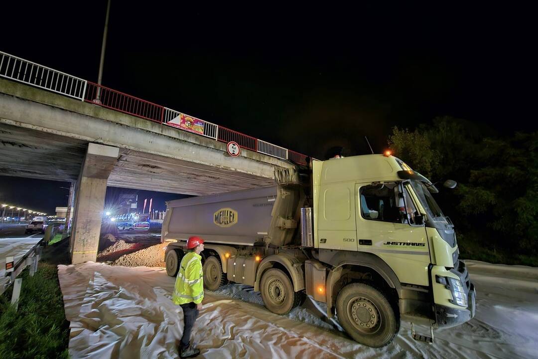 FOTO: Práce na moste začali už počas piatkového večera, foto 20