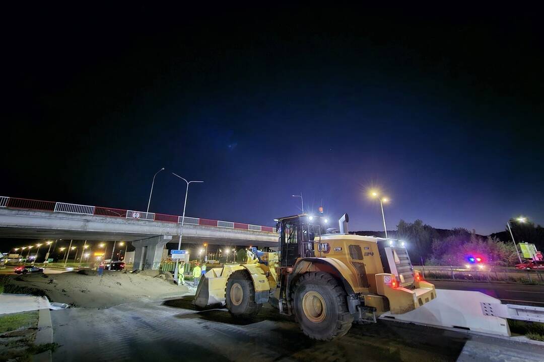 FOTO: Práce na moste začali už počas piatkového večera, foto 23