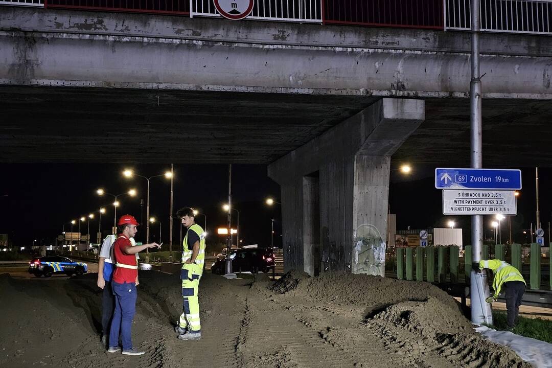 FOTO: Práce na moste začali už počas piatkového večera, foto 24