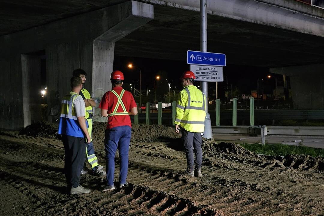 FOTO: Práce na moste začali už počas piatkového večera, foto 25