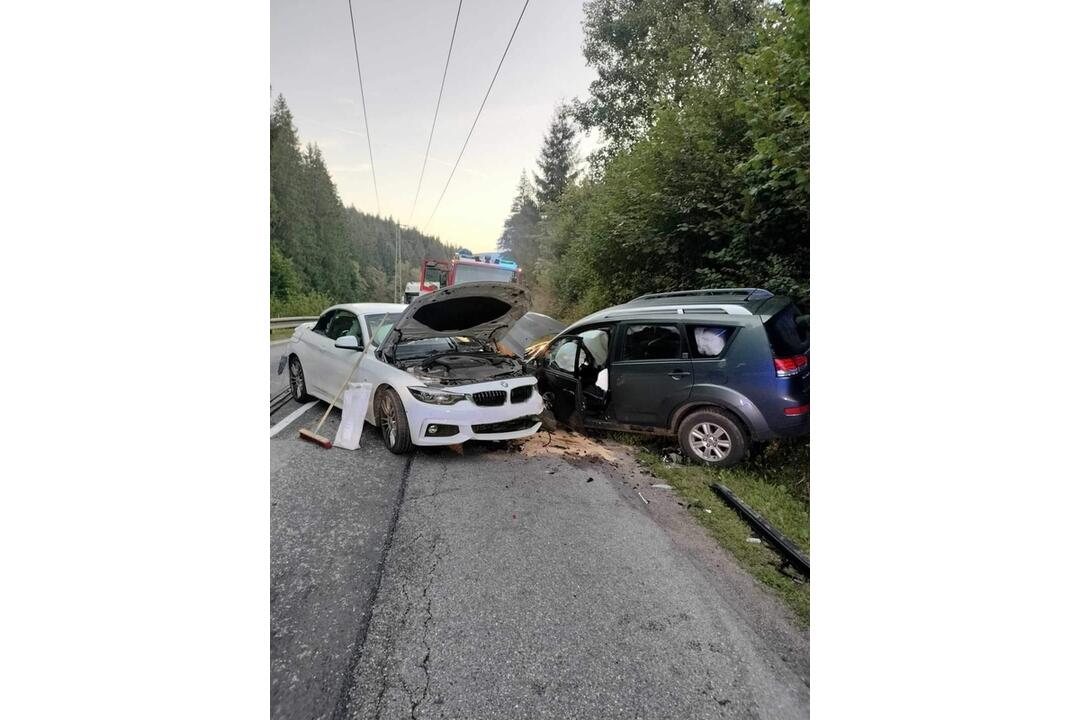 FOTO: Neďaleko Kremnice došlo k nehode dvoch áut. Cestu museli uzatvoriť, foto 3