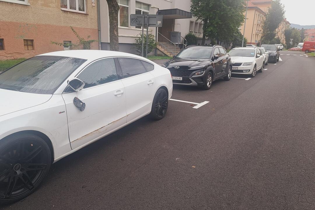 FOTO: Zvolenčanke poškodili auto. Vinníkovi odkazuje, aby sa prihlásil, foto 4