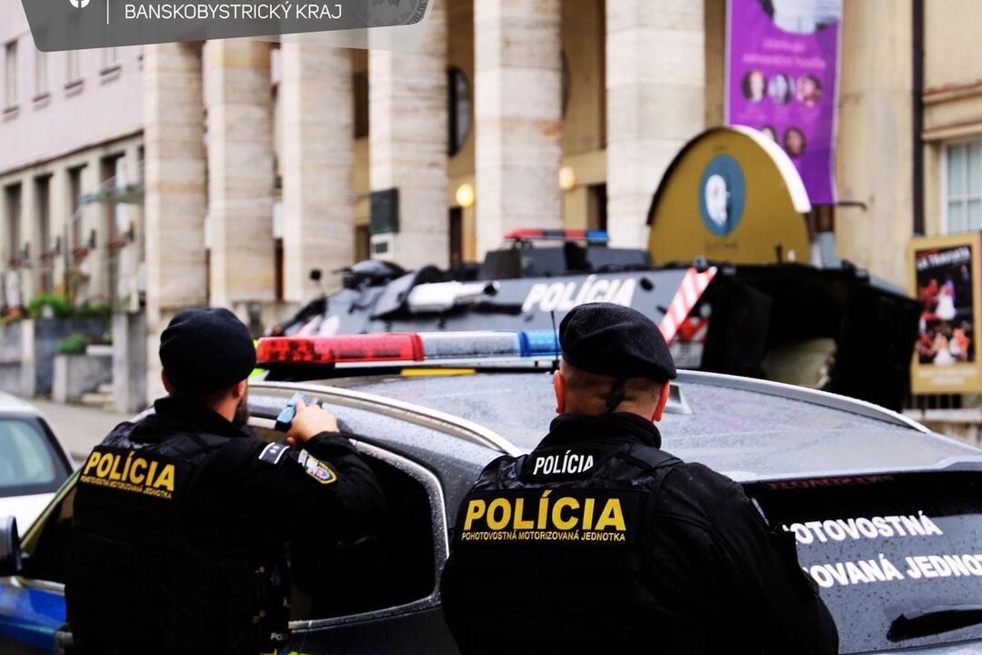 FOTO: Budovu Štátnej opery v Banskej Bystrici obkľúčili policajti, foto 2