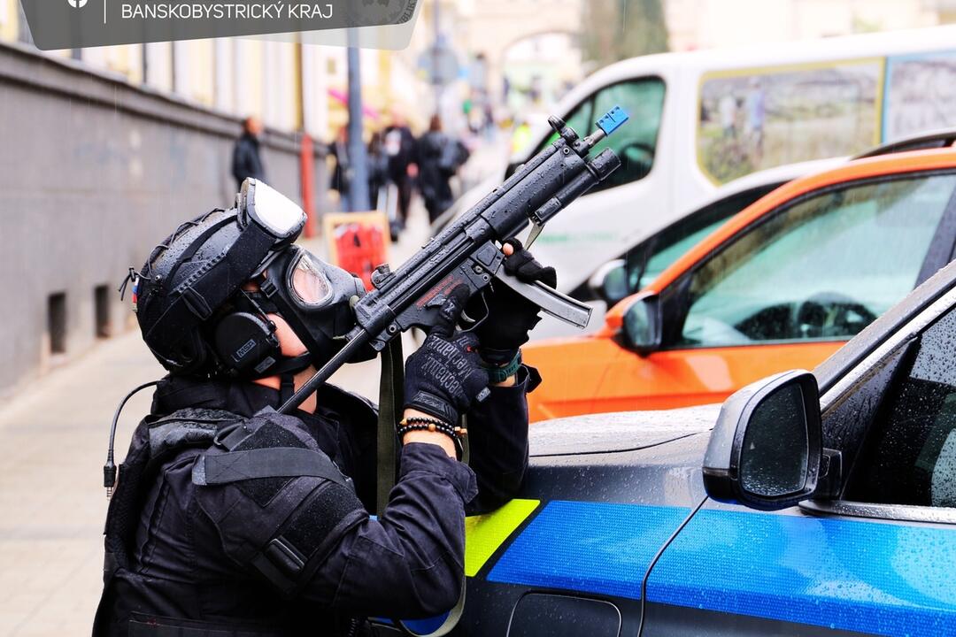 FOTO: Budovu Štátnej opery v Banskej Bystrici obkľúčili policajti, foto 5