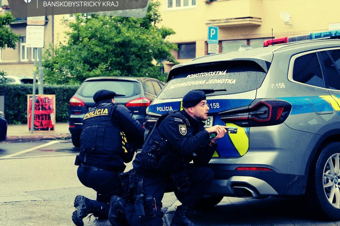 FOTO: Budovu Štátnej opery v Banskej Bystrici obkľúčili policajti, foto 7