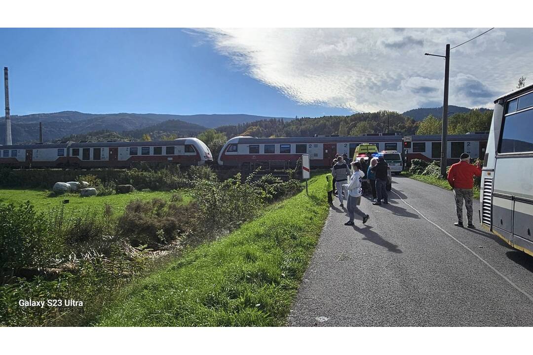 FOTO: V Dubovej sa zrazil vlak s osobným autom, foto 2