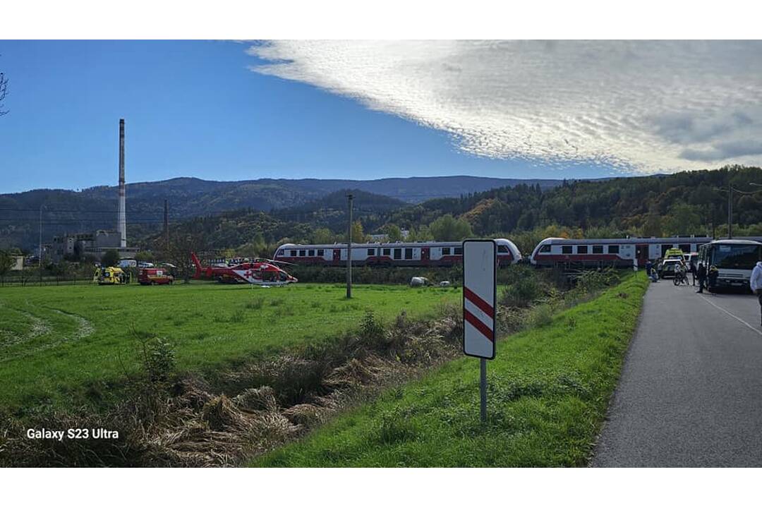 FOTO: V Dubovej sa zrazil vlak s osobným autom, foto 3