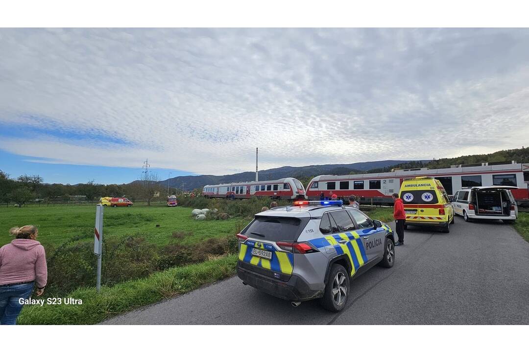 FOTO: V Dubovej sa zrazil vlak s osobným autom, foto 4