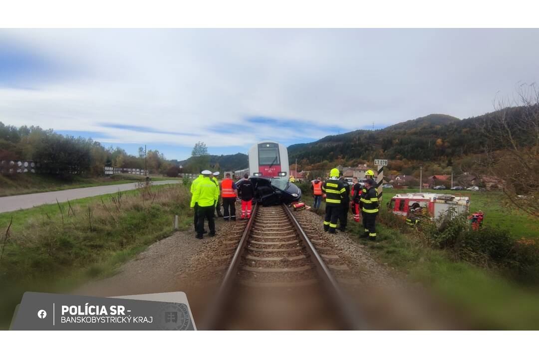 FOTO: V Dubovej sa zrazil vlak s osobným autom, foto 9