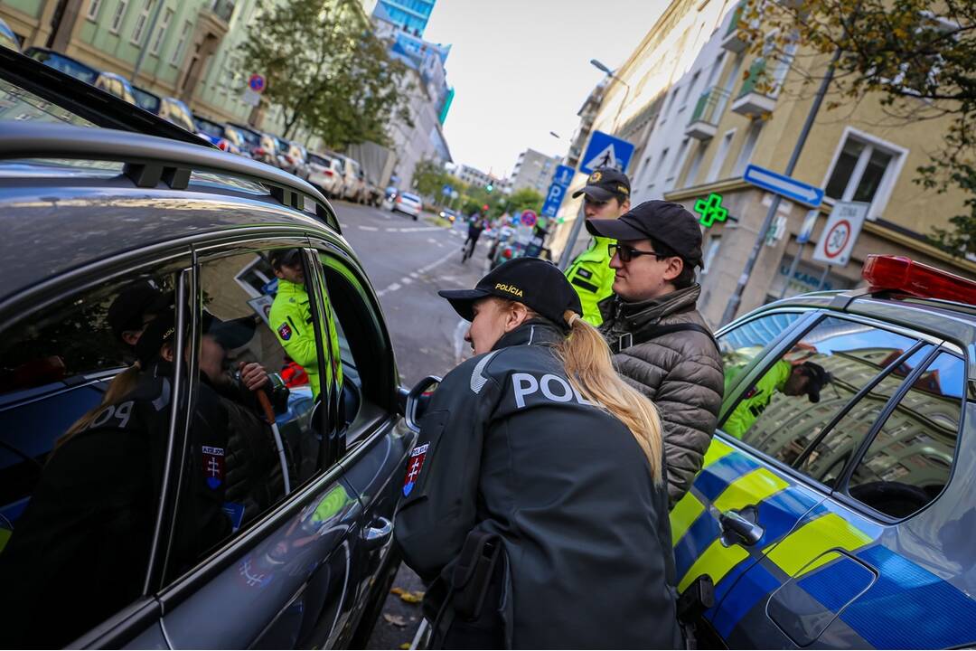 FOTO: Polícia na cestách kontroluje vodičov, či pustia slepých cez priechod, foto 1