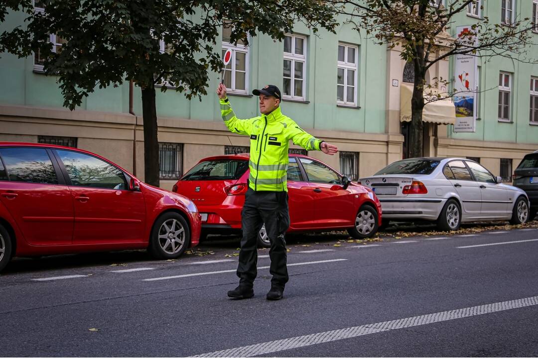 FOTO: Polícia na cestách kontroluje vodičov, či pustia slepých cez priechod, foto 3