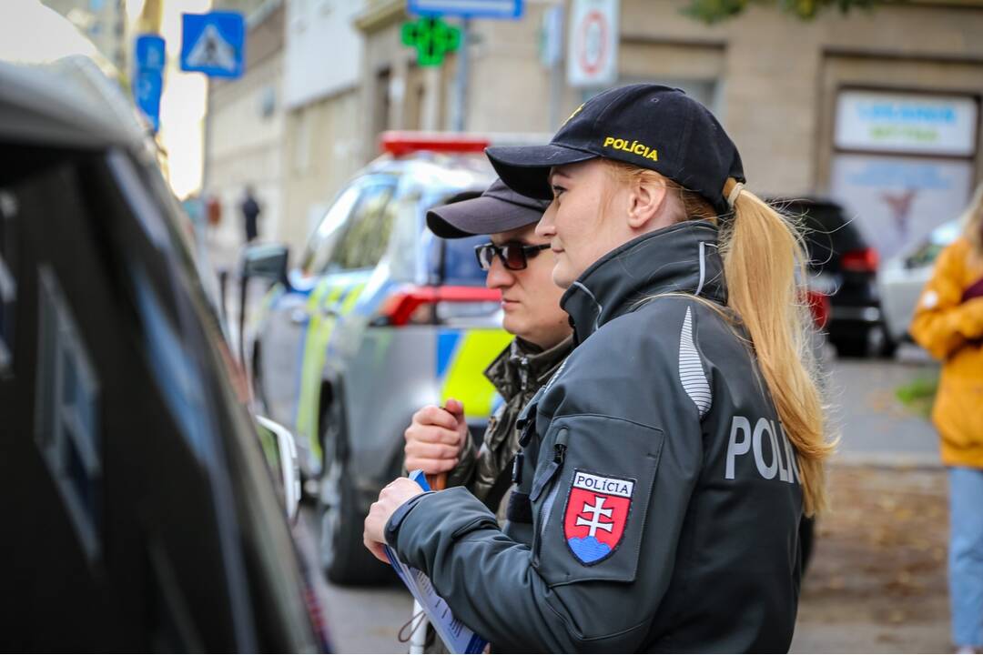 FOTO: Polícia na cestách kontroluje vodičov, či pustia slepých cez priechod, foto 6