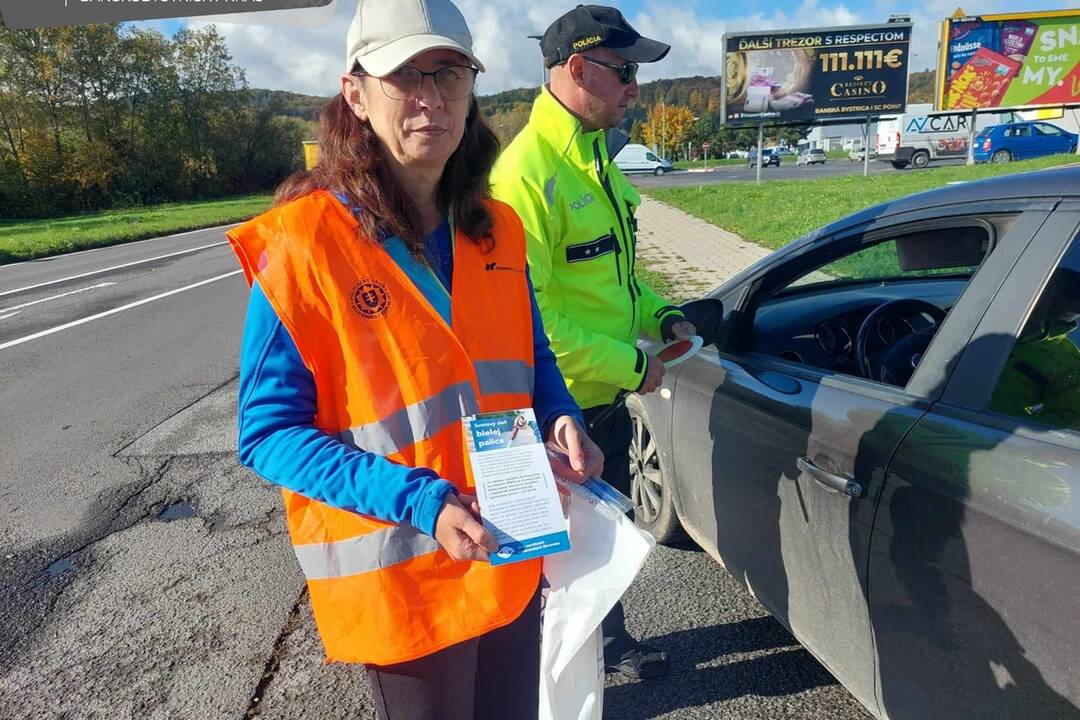 FOTO: Polícia na cestách kontroluje vodičov, či pustia slepých cez priechod, foto 11