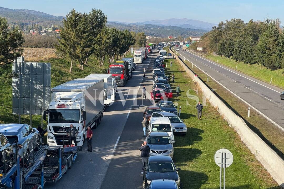 FOTO: Cestu zablokovalo drevo z kamióna, foto 2