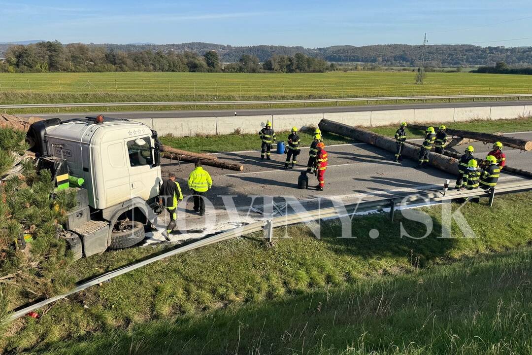 FOTO: Cestu zablokovalo drevo z kamióna, foto 3