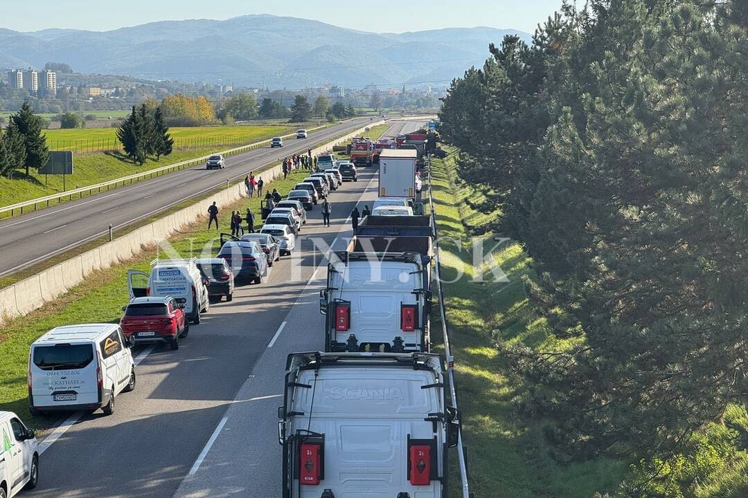 FOTO: Cestu zablokovalo drevo z kamióna, foto 5