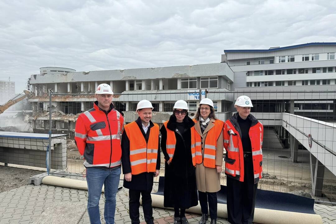 FOTO: Na stavbu Rooseveltovej nemocnice prišli zástupcovia štátu, foto 13