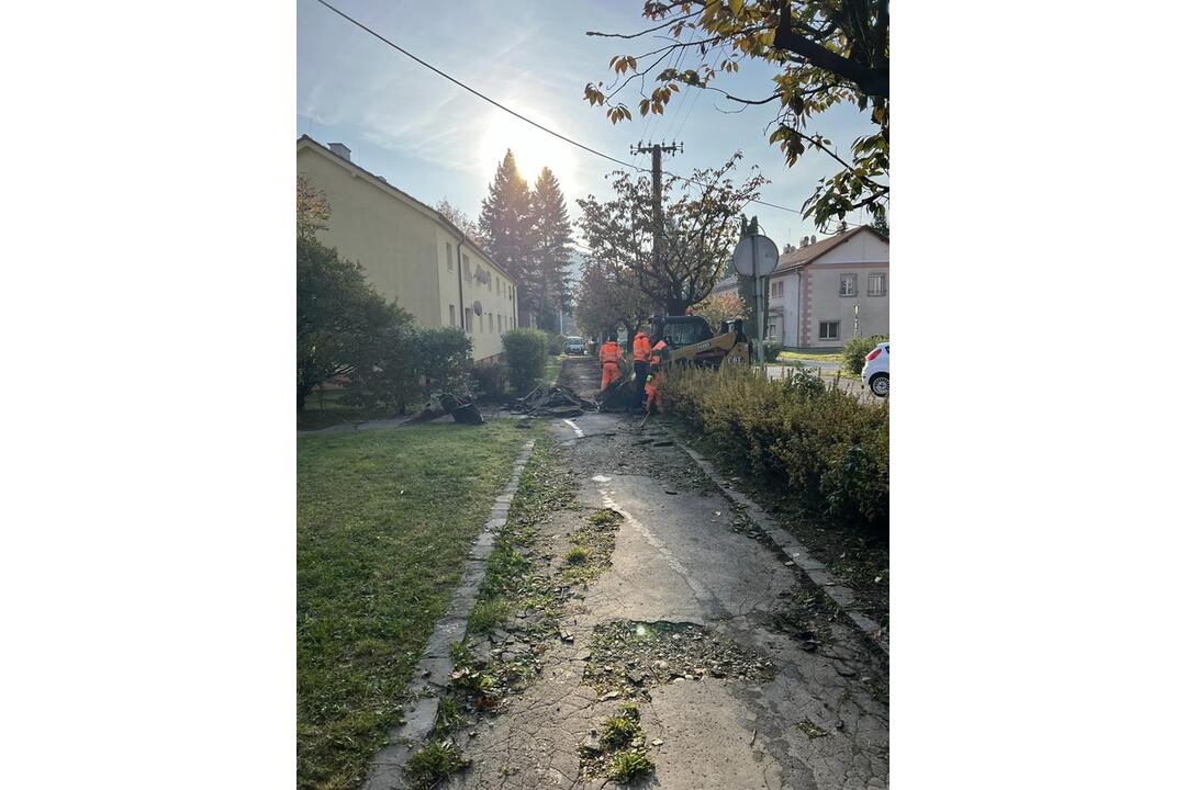 FOTO: Chodník na najkrajšej ulici v Banskej Bystrici prechádza obnovou, foto 1