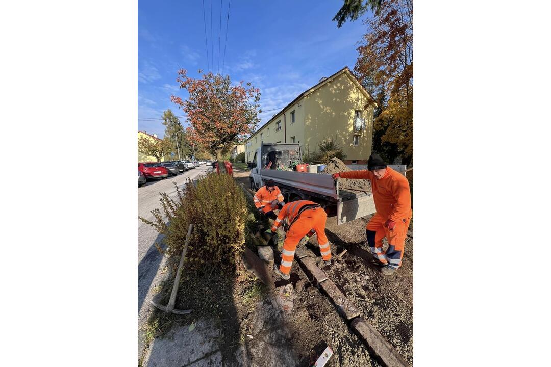 FOTO: Chodník na najkrajšej ulici v Banskej Bystrici prechádza obnovou, foto 3