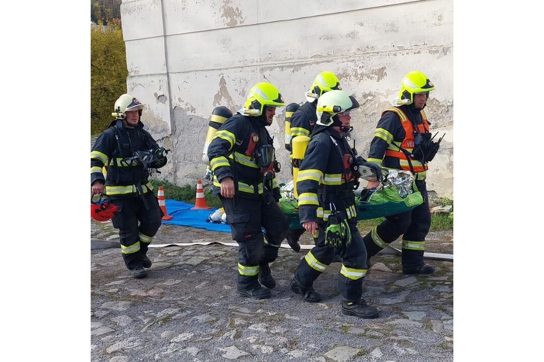 FOTO: Hasiči z celého regiónu si preverovali svoje schopnosti na Starom zámku, foto 1