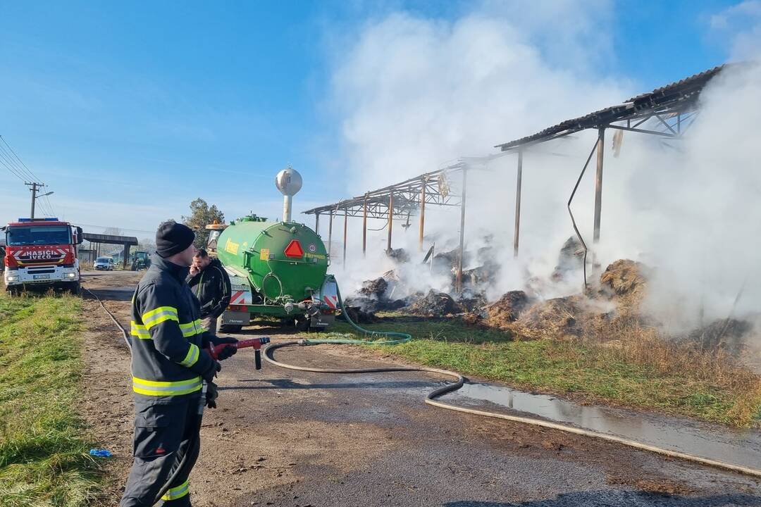 FOTO: Senník v Krtíši hasia od večera, foto 1