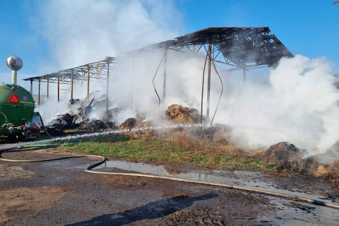 FOTO: Senník v Krtíši hasia od večera, foto 2