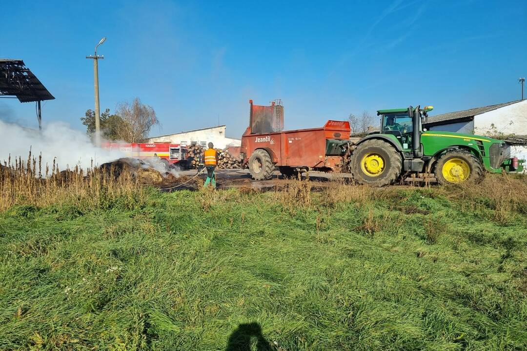 FOTO: Senník v Krtíši hasia od večera, foto 3