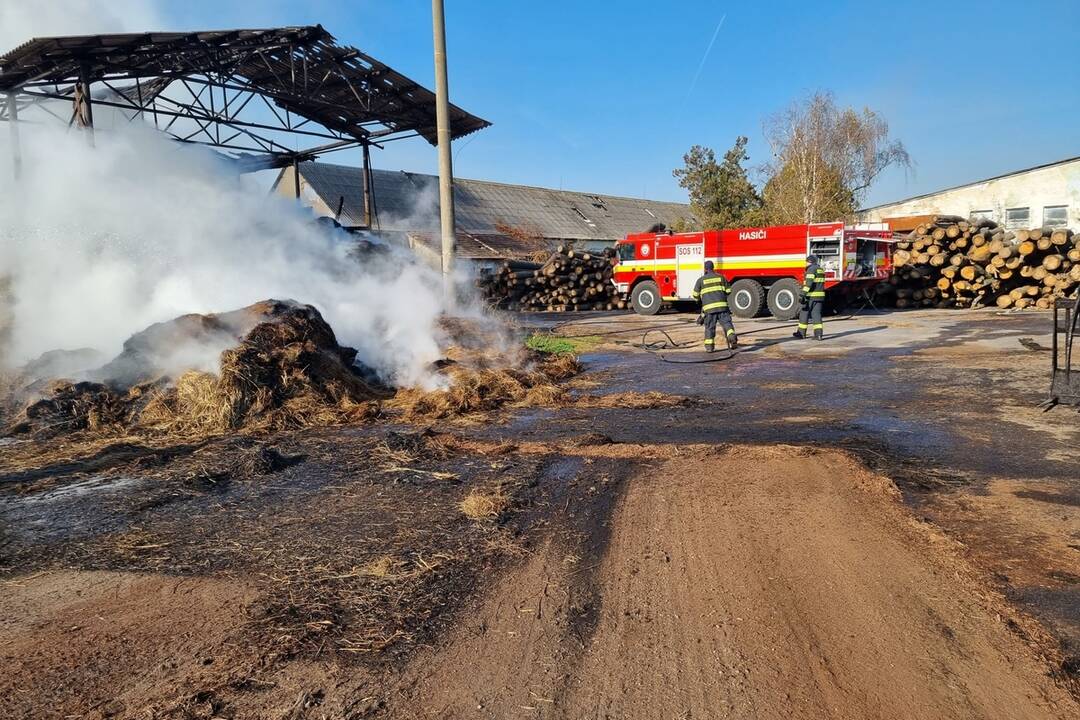 FOTO: Senník v Krtíši hasia od večera, foto 5