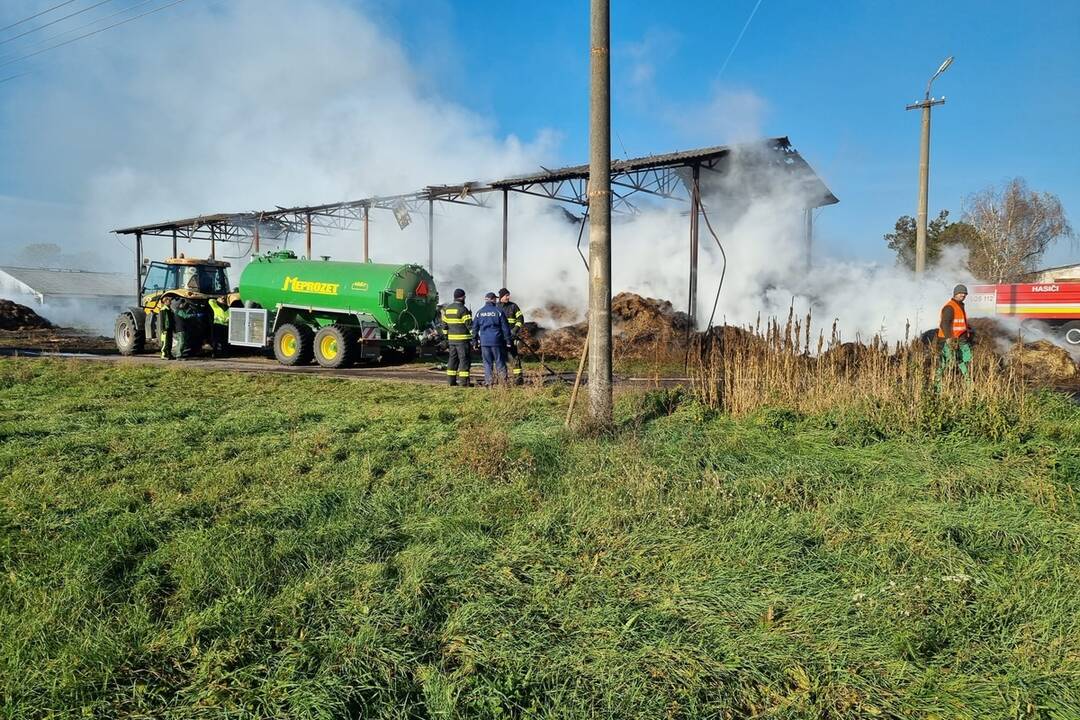 FOTO: Senník v Krtíši hasia od večera, foto 6