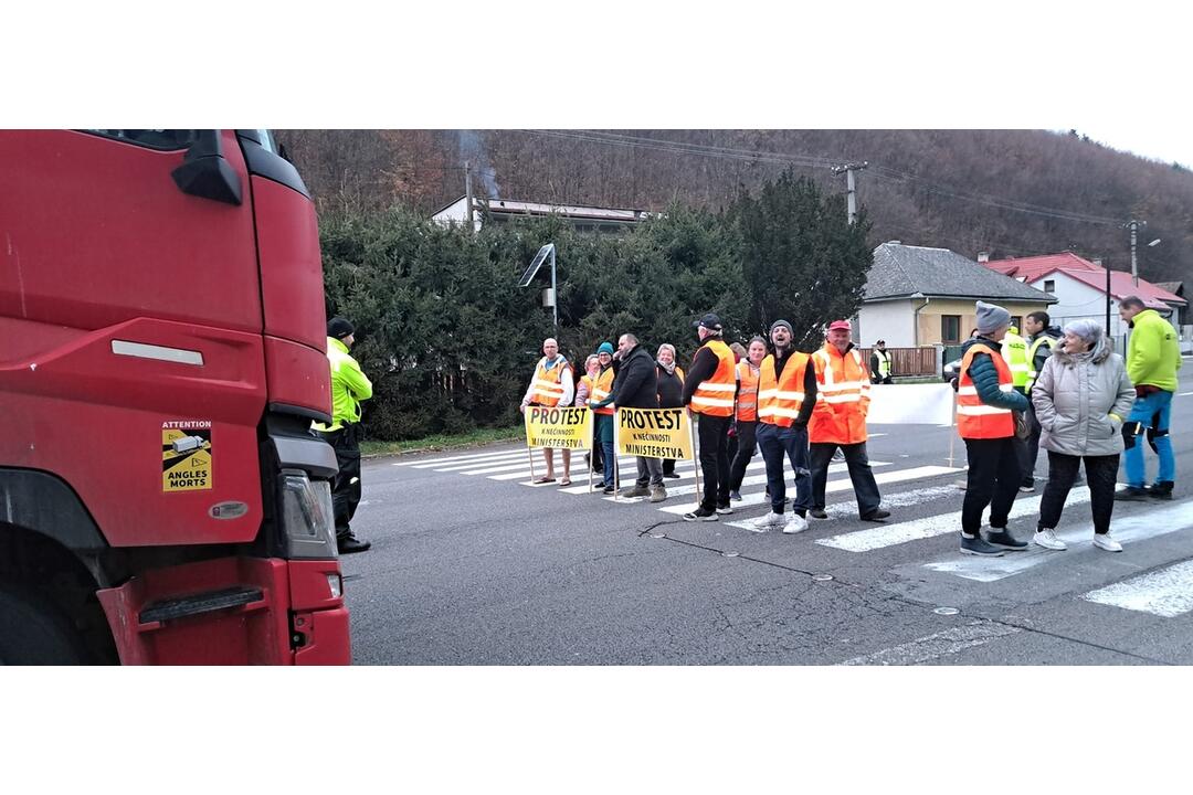 FOTO: V obci pri Žiari nad Hronom sa protestovalo. Obyvatelia blokovali cestu , foto 1