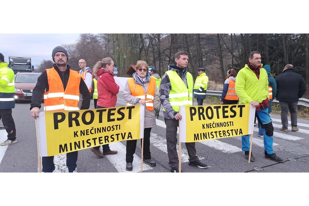 FOTO: V obci pri Žiari nad Hronom sa protestovalo. Obyvatelia blokovali cestu , foto 2