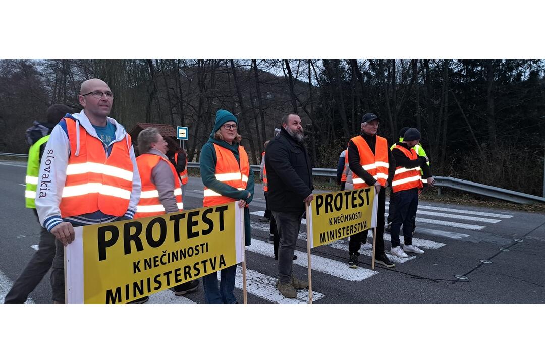 FOTO: V obci pri Žiari nad Hronom sa protestovalo. Obyvatelia blokovali cestu , foto 5