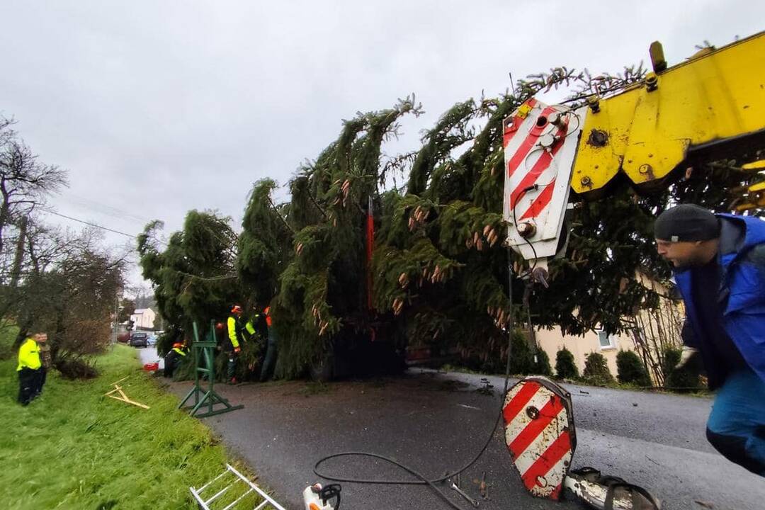 FOTO: Vianočný stromček už zdobí námestie, foto 4