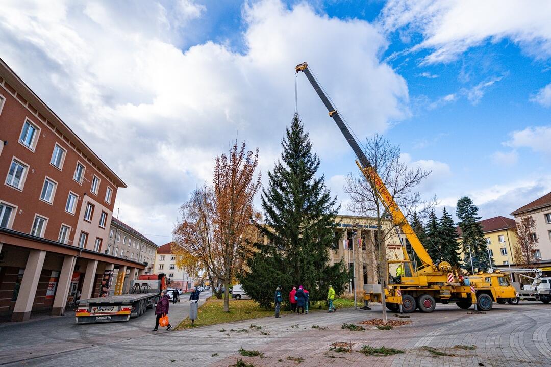 FOTO: Pozrite si, ako sa dostal stromček aj na námestie v Žiari nad Hronom, foto 2