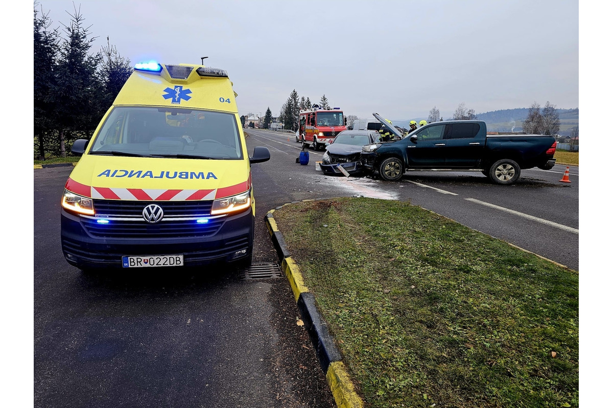 FOTO: FOTO: Neďaleko Brezna došlo k dopravnej nehode. Zranili sa dve osoby, foto 1