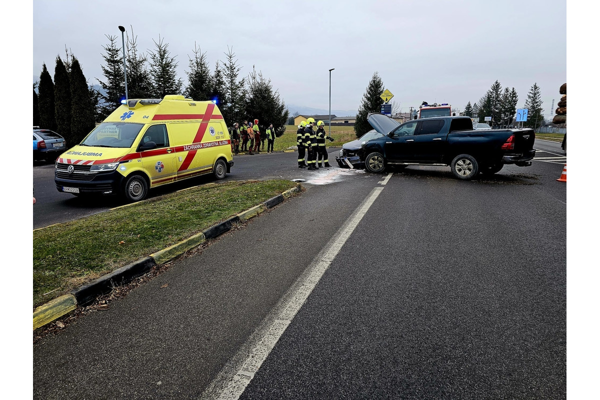 FOTO: FOTO: Neďaleko Brezna došlo k dopravnej nehode. Zranili sa dve osoby, foto 3