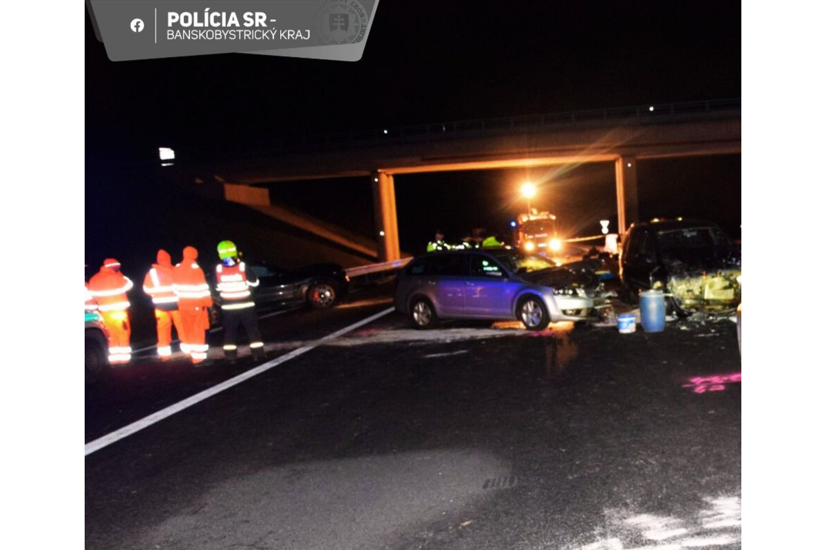 FOTO: Na rýchlostnej ceste R2 zasahujú pri Fige po hromadne nehode záchranné zložky, foto 3