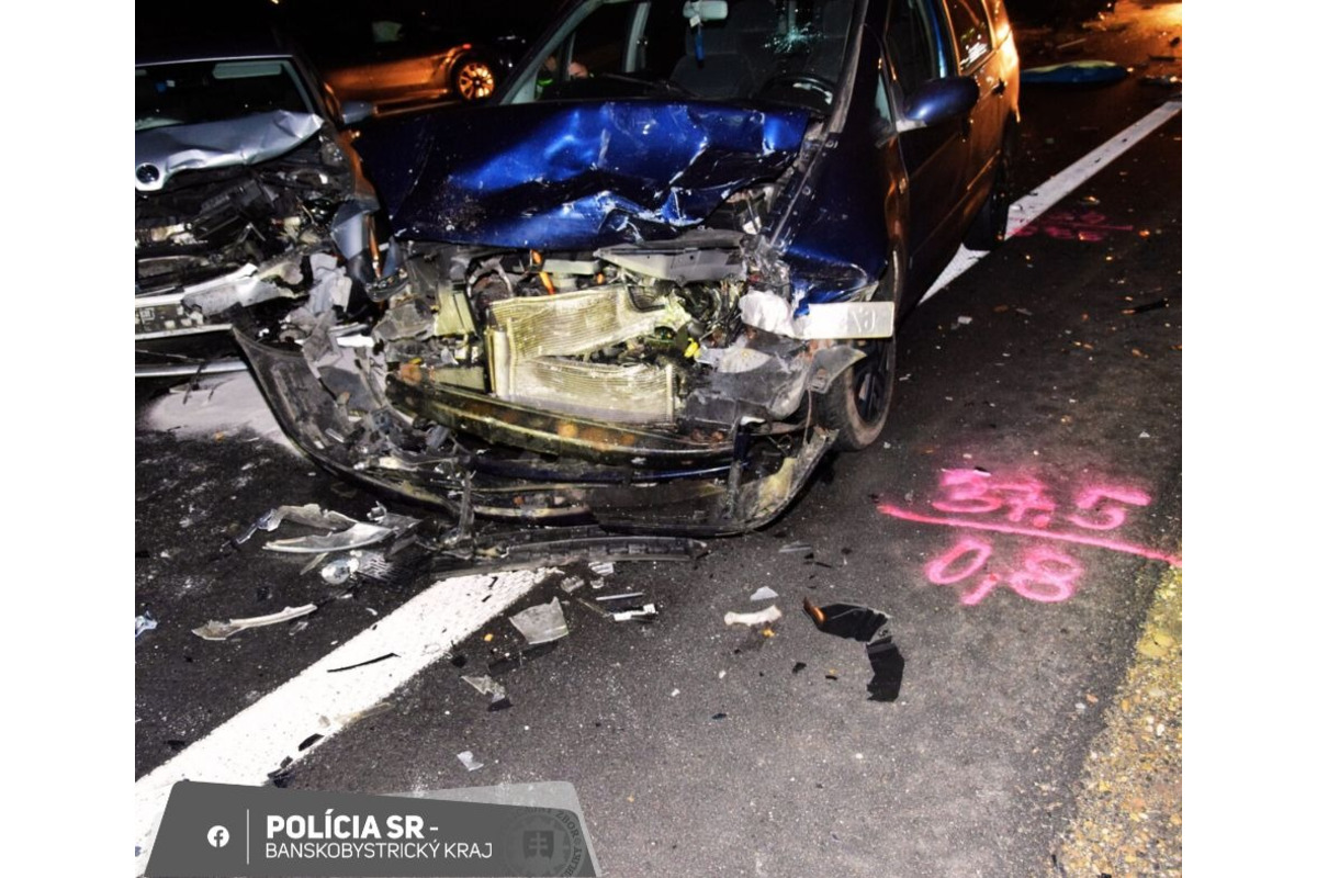 FOTO: Na rýchlostnej ceste R2 zasahujú pri Fige po hromadne nehode záchranné zložky, foto 7