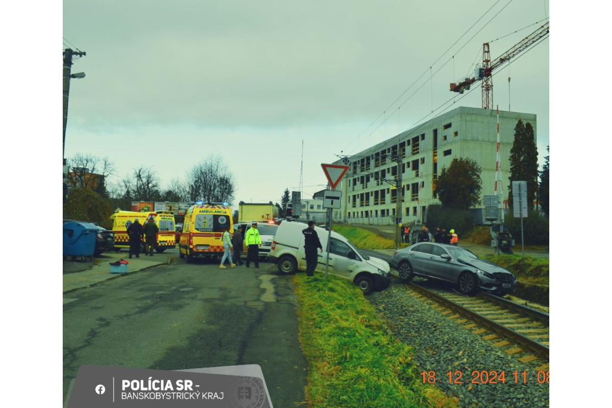 FOTO: Vo Zvolene sa zrazili dve autá, zranenia utrpela 60-ročná chodkyňa, foto 2