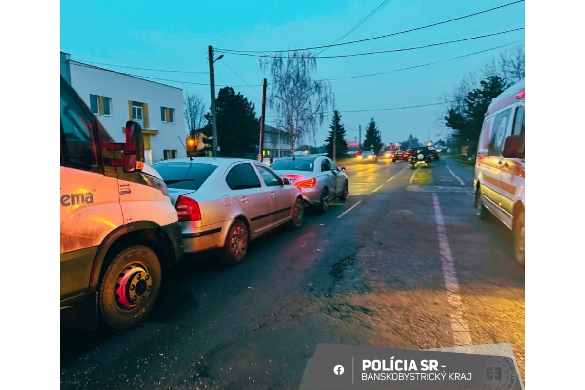 FOTO:  Seniorka spôsobila v Lučenci reťazovú dopravnú nehodu. Zranené pri nej boli tri osoby, foto 1