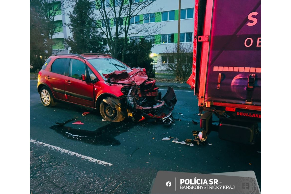 FOTO:  Seniorka spôsobila v Lučenci reťazovú dopravnú nehodu. Zranené pri nej boli tri osoby, foto 3