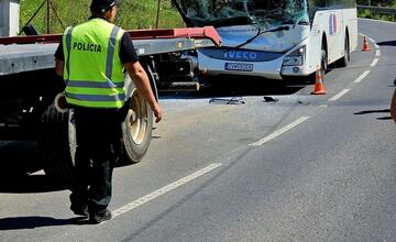 FOTO: V Brezne sa zrazil autobus s traktorom